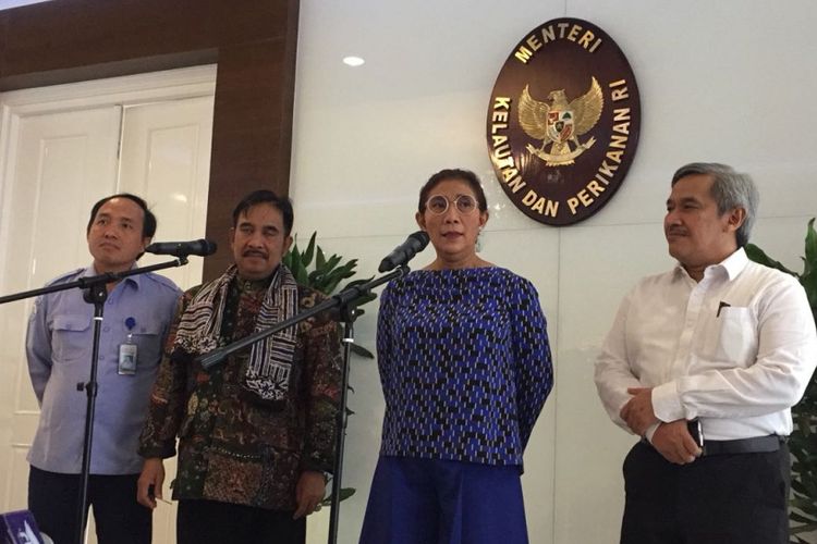 Menteri Kelautan dan Perikanan Susi Pudjiastuti bersama jajarannya menjelaskan perpanjangan penggunaan cantrang di gedung KKP, Jakarta Pusat, Kamis (18/1/2018).