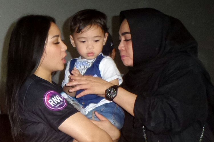 Rafathar Malik Ahmad sang ibu, artis peran Nagita Slavina dan sang nenek Mama Rieta saat prosesi tiup lilin di Setiabudi One, Kuningan, Jakarta Selatan, Selasa (15/8/2017).