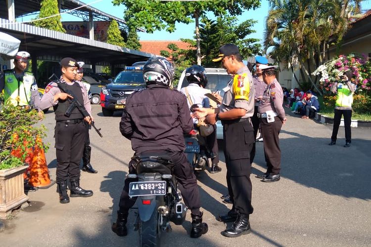 Anggota Polres Kebumen diperiksa saat akan memasuki halaman Mapolres Kebumen, Jawa Tengah, Selasa (30/4/2019)