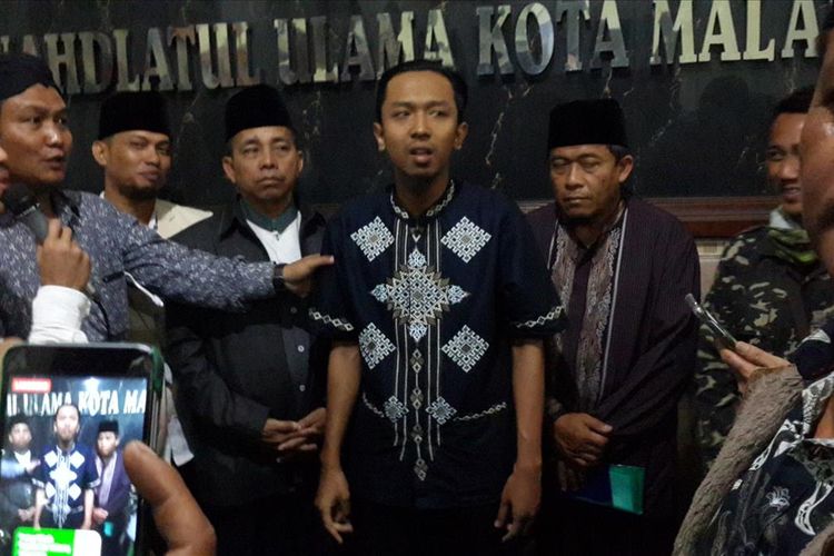 Pelaku penghina almarhum KH Maimun Zubair saat meminta maaf secara tertulis dan terbuka di Kantor PCNU Kota Malang pada Jumat (9/8/2019) malam.