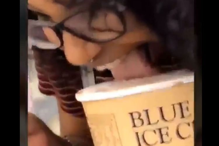 Potongan video memperlihatkan seorang wanita menjilati es krim sebelum dikembalikan lagi ke freezer supermarket di Lufkin, Amerika Serikat, pada 28 Juni lalu.