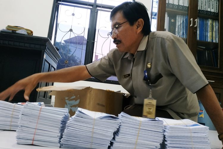 Petugas melakukan pelipatan surat suara untuk pelaksanaan pemungutan suara ulang (PSU) di Kota Mojokerto Jawa Timur. PSU di TPS 07 Pekayon Kota Mojokerto akan digelar pada Rabu (24/4/2019).