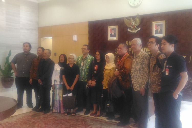 Jaringan Solidaritas Korban untuk Keadilan (JSKK) menyampaikan tuntutanya kepada Presiden Joko Widodo untuk menuntaskan kasus penyelesaian HAM masa lalu saat beraudiensi dengan Kantor Staf Kepresidenan, Selasa (13/8/2019), di kantor KSP, Jakarta Pusat. 