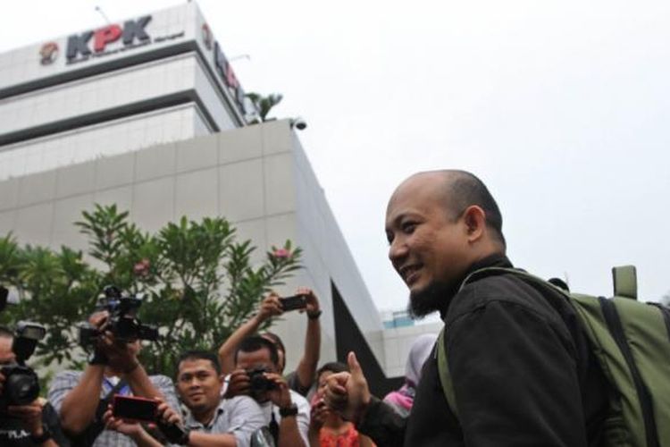 Penyidik KPK Novel Baswedan, dihampiri para wartawan, saat akan meninggalkan gedung KPK Jakarta, Jumat (4/12/2015). Novel yang dijadikan tersangka dugaan penganiayaan saat menjabat Kepala Satuan Reserse Polres Kota Bengkulu pada tahun 2004, dan sempat ditahan di Polda Bengkulu, Kamis (3/12/2015) malam, dibebaskan setelah pelimpahan berkas perkaranya diundur.