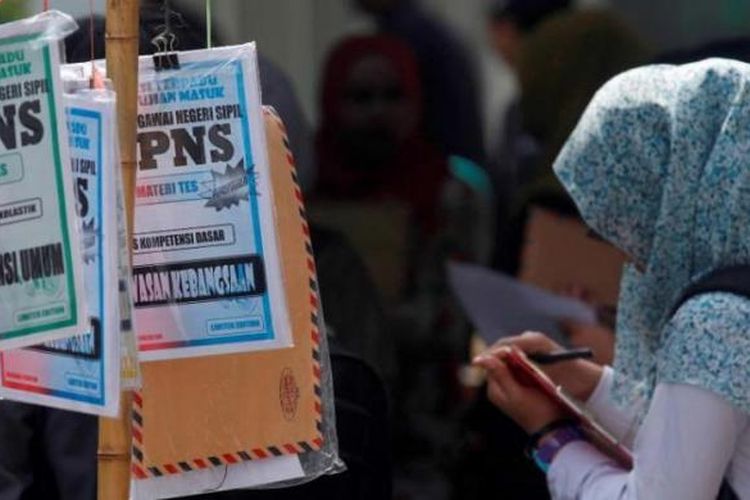 Buku latihan soal tes calon pegawai negeri spil (CPNS) yang dijual di lokasi penyerahan berkas lamaran di Youth Center, Sleman, DI Yogyakarta, beberapa waktu lalu.