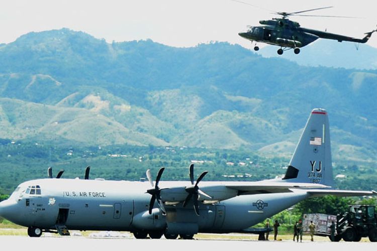 Helikopter TNI mengudara di atas pesawat militer Amerika Serikat yang mengangkut relawan dan membawa bantuan untuk gempa Palu-Donggala, di Bandara Mutiara SIS Al Jufri, Palu, Sulawesi Tengah, Senin (8/10/2018).