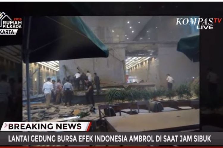 Lantai gedung di Bursa Efek Indonesia (BEI) ambrol saat jam sibuk pada Senin (15/1/2018). 