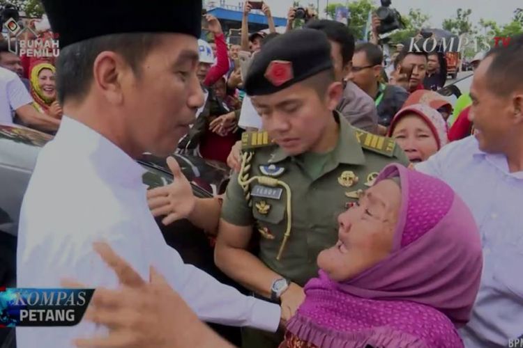 Presiden RI Joko Widodo mendapatkan hadiah pelukan saat berkunjung ke Lamongan, Jawa Timur, Senin (19/11/2018).