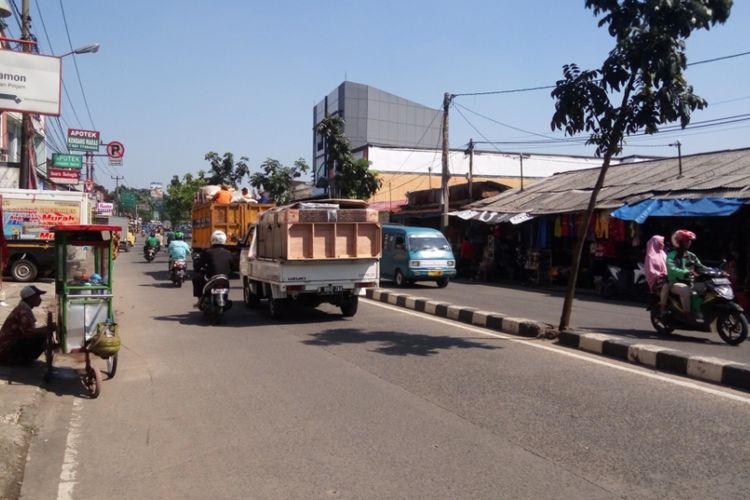 Situasi di Jalan Dewi Sartika, Depok pada Jumat (28/7/2017). Jalan Dewi Sartika di Depok akan mulai diuji coba menjadi jalan satu arah pada Sabtu (29/7/2017) akhir pekan ini. Ujicoba akan berlangsung selama sepekan untuk kemudian dievaluasi kembali efektivitasnya.