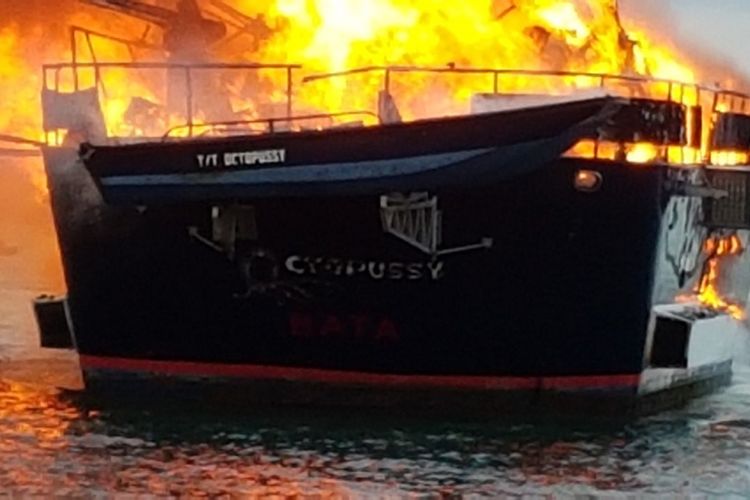 Satu unit kapal Yacht terbakar diperairan Dapur 12 Batam, Kepulauan Riau (Kepri). Kapal yang terbakar dan meledak sekitar pukul 17.30 WIB, Rabu (2/5/2018) sore tadi ini, sampai saat ini belum diketahui pasti apa penyebabnya.