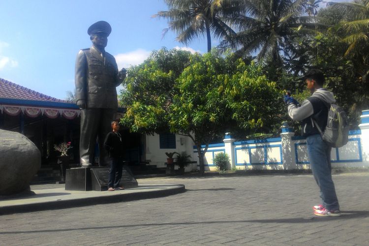 Patung perunggu Jenderal Soeharto menyambut siapapun datang ke museum itu.