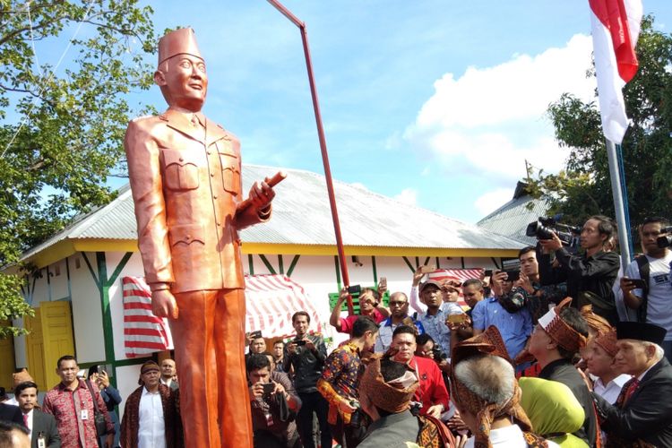 Menteri Dalam Negeri Tjahjo Kumolo, saat meresmikan Patung Soekarno di Rumah Pengasingan Bung Karno di Kabupaten Ende, Nusa Tenggara Timur (NTT), Jumat (1/6/2018)