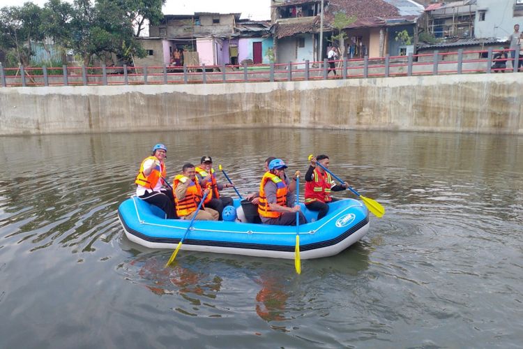 Wali Kota Bandung Oded M Danial berkeliling di danau retensi Sirnagalih seluas 1.075 meter persegi sambil menebar satu kuintal ikan mas dan gurami. 
