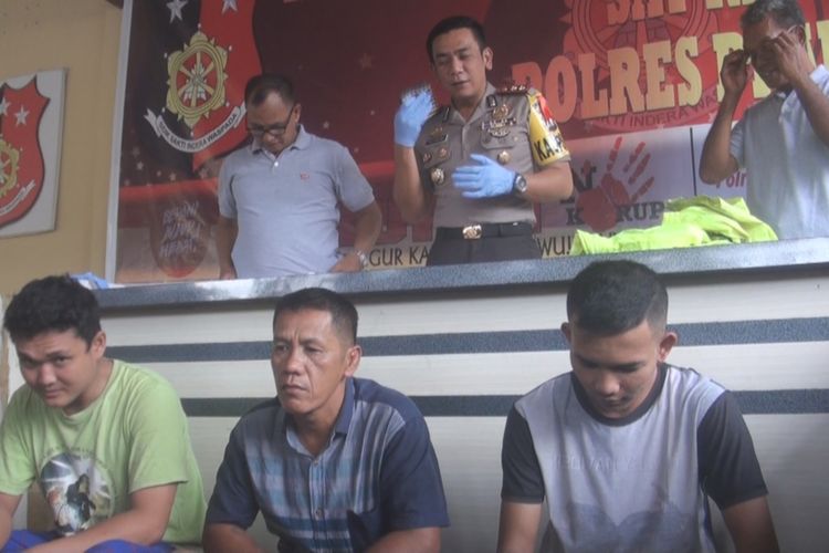 Kapolres Prabumulih AKBP Tito Hutauruk memperlihatkan ketiga pelaku pungli yang meresakan warga. Ketiga orang itu ditangkap sabtu dini hari langsung oleh Kapolres AKBP Tito Hutauruk beserta barang bukti uang dan mantel standar polisi.