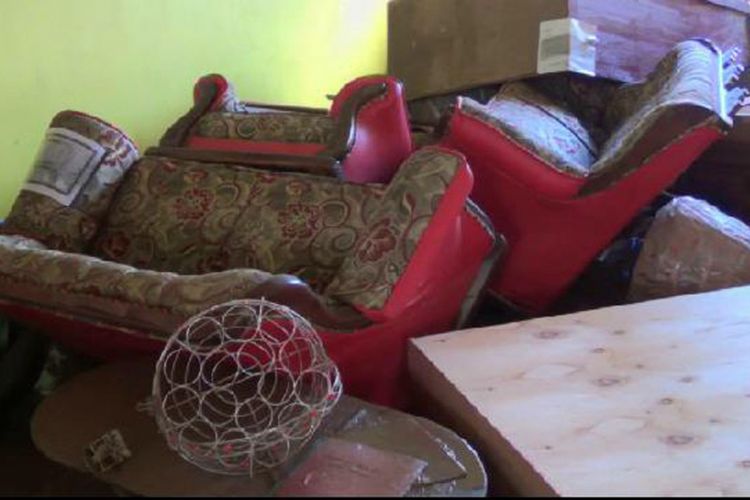 Meja dan perabotan di ruang kepala SD Negeri 7 Gantung Belitung Timur setelah terendam banjir bandang.