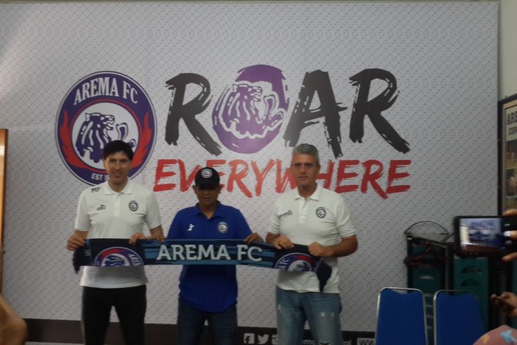 Pelatih Arema FC, Joko Susilo (tengah) dan Asisten pelatih baru Arema FC, Milan Petrovic (kiri) di Kantor Arema FC, Kota Malang, Rabu (4/4/2018) 