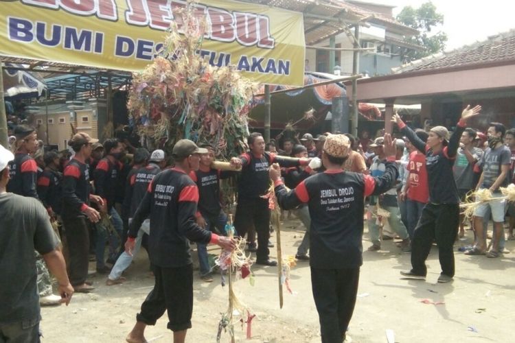 Warga Desa Tulakan, Kecamatan Donorejo, Kabupaten Jepara, Jawa Tengah menggelar tradisi budaya Jembul Tulakan‎, Senin (31/7/2017). 