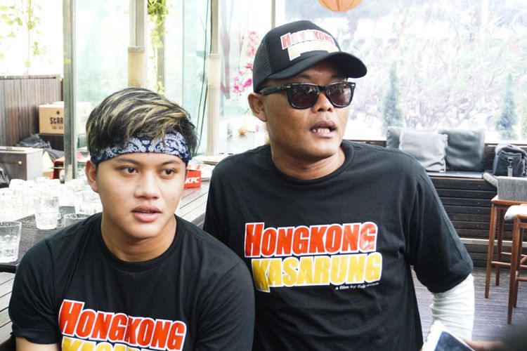 Penyanyi Rizky Febian dan sang ayah komedian Sule Sutisna saat diabadikan di Senayan City, Jakarta Pusat, Senin (12/2/2018).