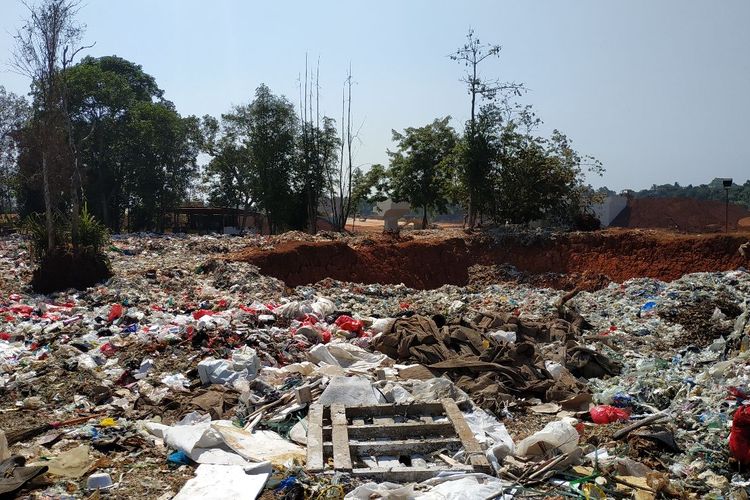 Timbunan sampah luar negeri yang bercampur dengan limbah pabrik di dekat TPA Burangkeng, Kabupaten Bekasi.