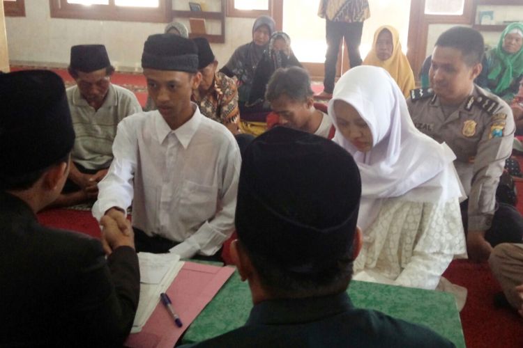 Proses ijab qabul tersangka kasus dugaan penelantaran anak dibawah usia 7 tahun, Yuda Setia Dandik (20) dan Rika Nur Safitri (19), di Masjid Janatul Huda, di Mapolres Jombang, Jumat (16/11/2018).