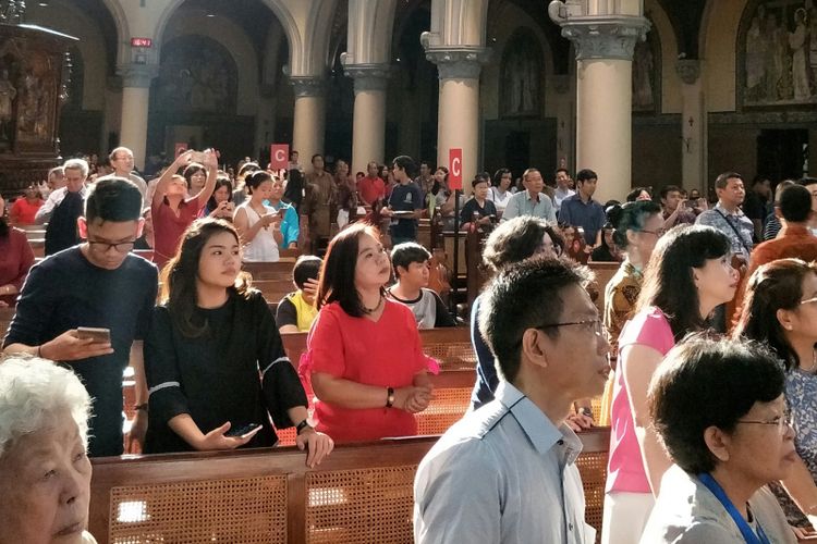Suasana di dalam Gereja Katedral Jakarta jelang Misa Natal (24/12/2017)