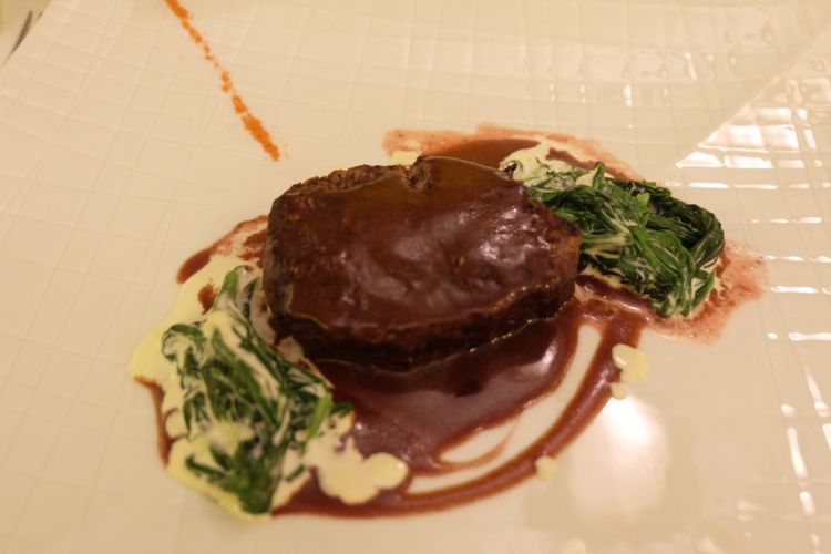 Grilled Beef Fillet, salah satu hidangan di il Mares Hotel Mulia.