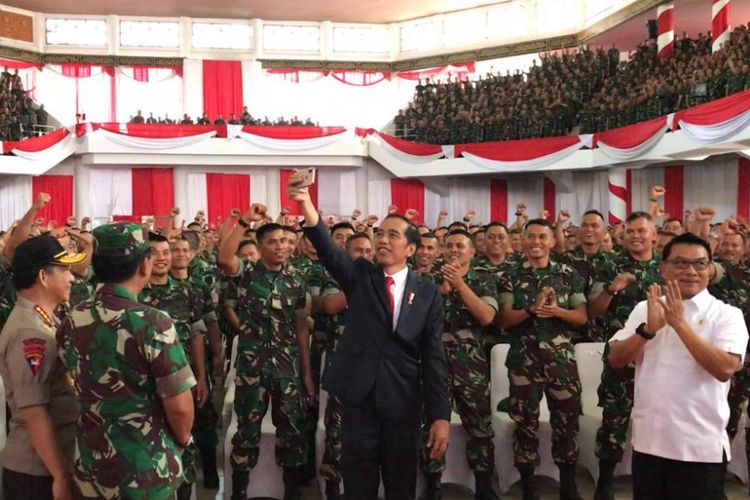 Presiden Joko Widodo berselfie bersama 3.300-an Babinsa dari Kodam Iskandar Muda, Kodam I Bukit Barisan dan Kodam II Sriwijaya, di Balai Room Universitas Jambi, Minggu (16/12/2018).