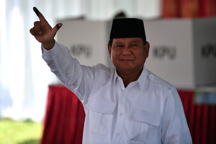 Calon Presiden nomor urut 02 Prabowo Subianto menggunakan hak pilihnya di TPS 041, Kampung Curug, Desa Bojong Koneng, Babakan Madang, Bogor, Jawa Barat, Rabu (17/4/2019). 