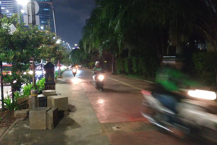Jalur pedestrian di Jalan Casablanca arah Tebet, Jakarta Selatan, kerap dilintasi pengendara sepeda motor.