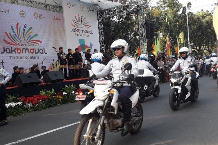 Dinas Perhubungan DKI Jakarta melakukan atraksi dalam Jakarnaval pada Minggu (8/7/2018).