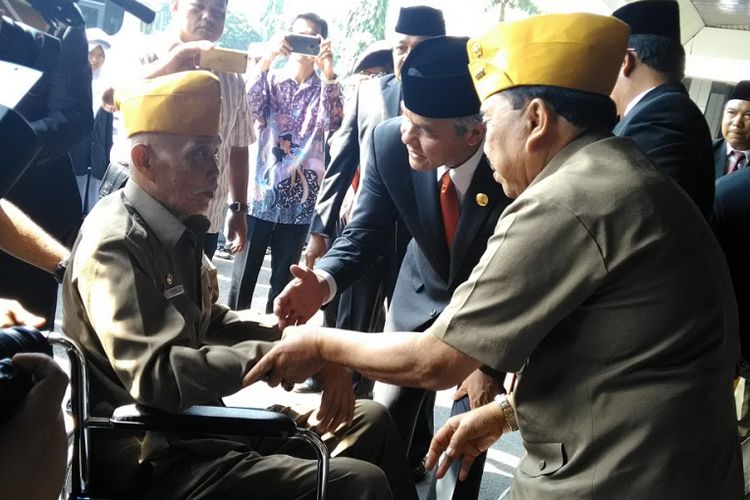 Gubernur Jawa Tengah Ganjar Pranowo memberikan sejumlah bantuan kepada anak berkebutuhan khusus dan para veteran.