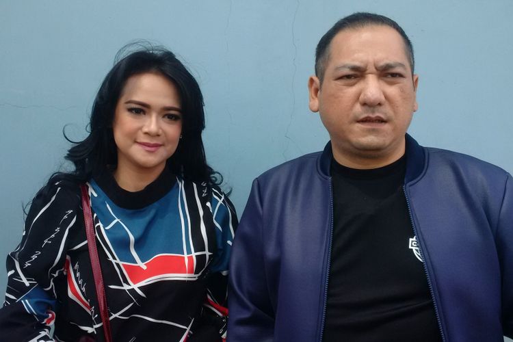 Shezy Idris dan kuasa hukumnya, Krisna Murti, di Gedung Trans, Mampang Prapatan, Jakarta Selatan, Rabu (5/9/2018).