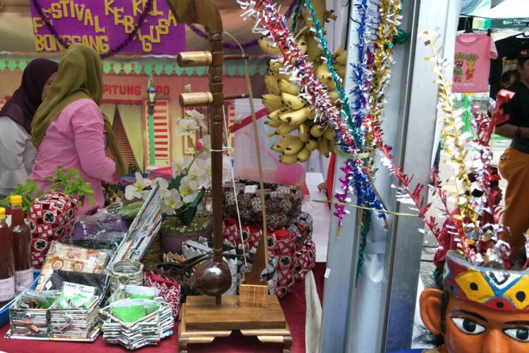 Tehyan, alat musik Betawi buatan warga Kebagusan, dijual dalam gelaran Festival Bongsang di Jalan Raya Ragunan, Jatipadang, Pasar Minggu, Jakarta Selatan, Minggu (25/3/2018).