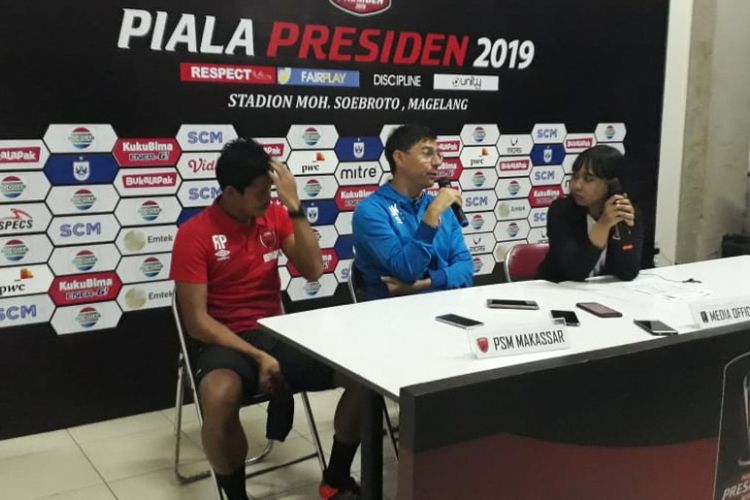 Pelatih PSM Makassar, Darije Kalezic, bersama dengan Rizki Pellu, pada jumpa pers setelah laga perdana melawan Kalteng Putra pada kompetisi Piala Presiden 2019 di Stadion Moch Soebroto, Rabu (6/3/2019).