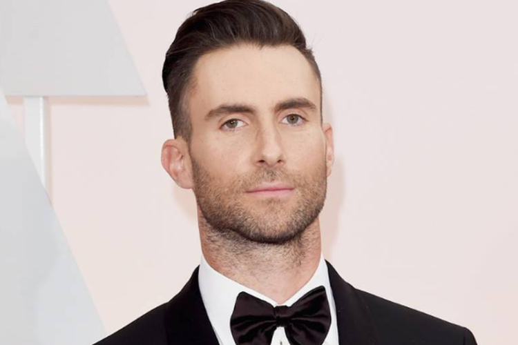 Adam Levine dengan gaya rambut shaved