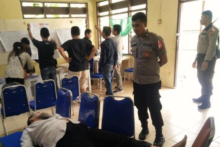 La Ode Muhamad Safaat, Ketua Panitia Pemilihan Kecamatan (PPK) Wolio, Kota Baubau, Sulawesi Tenggara, tiba-tiba pingsan  dan tak sadarkan dalam rapat pleno di tingkat Kecamatan, Kamis (2/5/2019) siang.  Ia diduga kelelahan selama mengikuti proses pemungutan suara sejak pencoblosan hingga perhitungan ditingkat PPK.