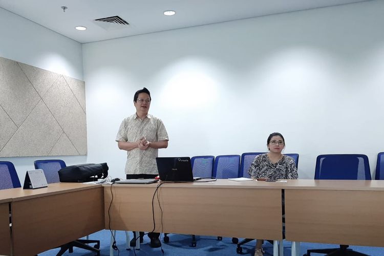 Co Founder HarukaEdu Novistiar Rustandi dan Head of Marketing & Communications HarukaEdu Zaneti Sugiharti saat mengunjungi kantor Kompas.com, Rabu (31/7/2019). Mereka menjelaskan bagaimana mekanisme program kelas karyawan.