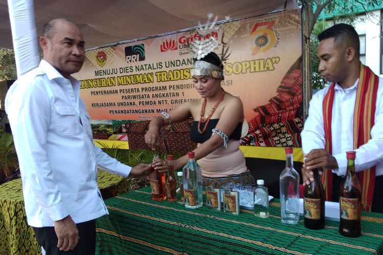Gubernur NTT Viktor Bungtilu Laikoda, sedang memegang minuman keras Sophia di Undana Kupang, Kamis (20/6/2019)