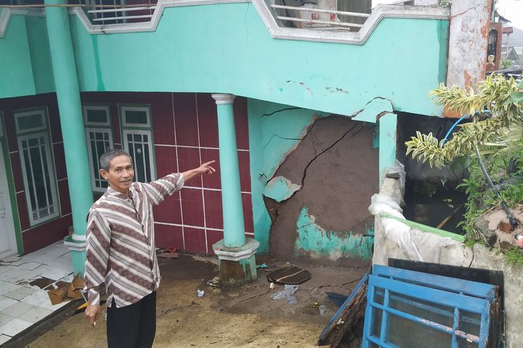 Seorang warga menunjukan tembok yang retak kembali setelah diperbaiki di Kamoung Gunungbatu, Desa Kertaangsana, Kecamatan Nyalindung, Sukabumi, Jawa Barat, Jumat (26/4/2019)