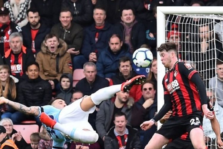 Jack Simpson mencoba menahan sepakan Nicolas Otamendi pada pertandingan AFC Bournemouth vs Manchester City di Stadion Vitality dalam lanjutan Liga Inggris, 2 Maret 2019. 