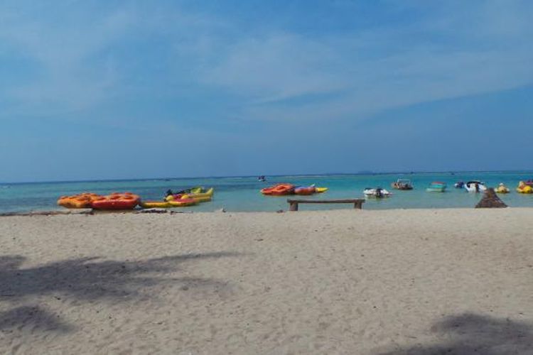 Wahana air di sekitar Jembatan Cinta, Pulau Tidung, Pulau Seribu, DKI Jakarta.