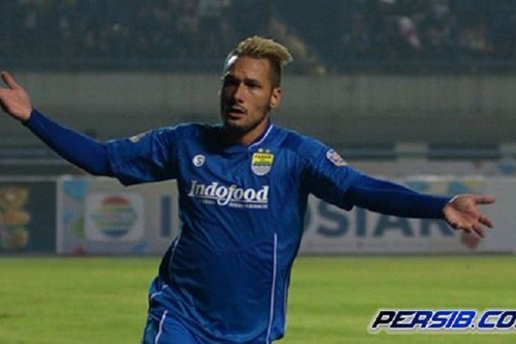 Ekspresi Raphael Maitimo saat berhasil mencetak gol untuk Persib Bandung.