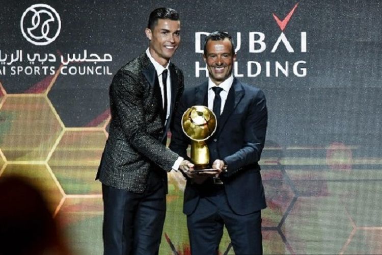 Cristiano Ronaldo bersama sang agen, Jorge Mendes, berfoto bersama pada acara Dubai Global Soccer Awards, 3 Januari 2019. Ronaldo didaulat sebagai pemain terbaik sedangkan Mendes dipilih sebagai agen terbaik pada ajang tersebut. 