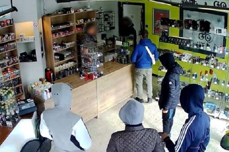 Rekaman kamera pengawas memperlihatkan enam orang perampok memasuki toko rokok elektrik di Charleroi, Belgia, pekan lalu. Kawanan tersebut pulang saat si pemilik menjanjikan uang lebih banyak saat tokonya tutup, dan ditangkap tatkala mereka kembali.