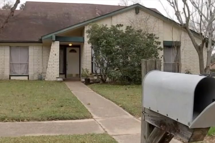 Rumah di kawasan Houston, Harris County, Texas, ini didatangi petugas kepolisian yang menduga ada kegiatan pembuatan dan transaksi narkoba di tempat itu. Namun polisi justru menemukan seorang anak yang terkurung dalam lemari.