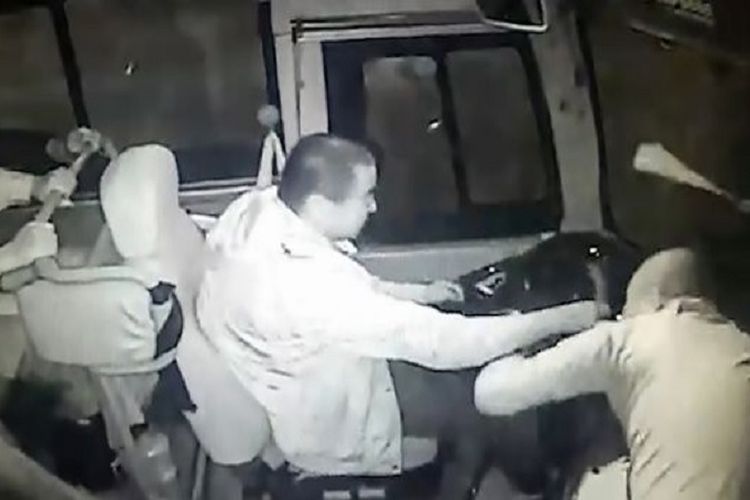 Dalam foto yang diambil dari rekaman CCTV ini terlihat pengemudi berusaha mengendalikan busnya setelah dia dihajar seorang penumpang.