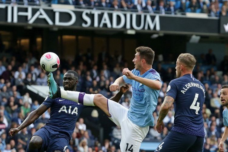 Davinson Sanchez dan Toby Alderweireld mengawal Aymeric Laporte pada pertandingan Manchester City vs Tottenham Hotspur di Stadion Etihad dalam lanjutan Liga Inggris, 17 Agustus 2019. 
