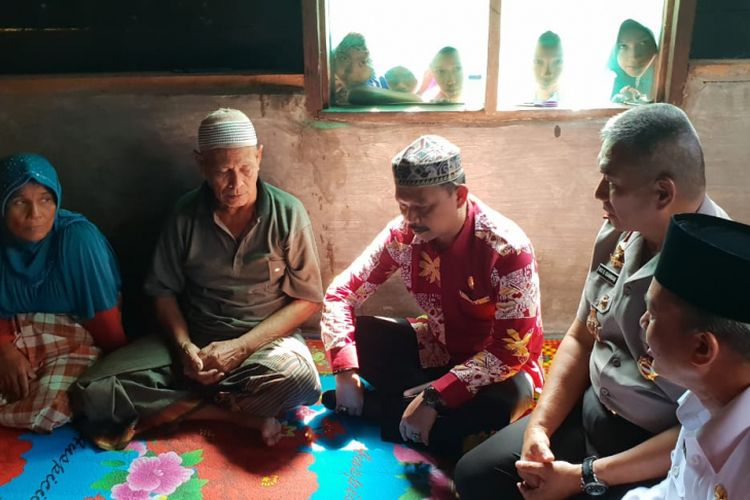 Kapolda Aceh Irjen Pol Rio S Djambak menemui keluarga tersangka yang meninggal dunia setelah ditangkap personel Polsek Bendaraha Di Aceh Tamiang, Rabu (24/10/2018)