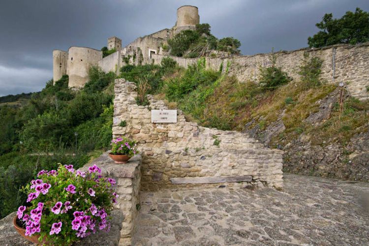 Kastil ini berada di sebuah desa bernama Roccascalegna di iwilayah Abruzzo.