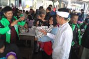 Lagi Makan Sate Maranggi, Dedi Mulyadi Diserbu 'Selfie' Ratusan 'Driver' Go-Jek Asal Bandung